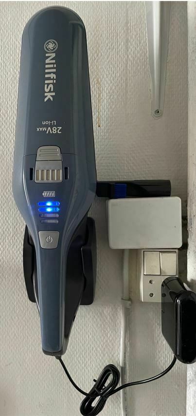 Test af opladning og funktioner på Nilfisk bilstøvsuger